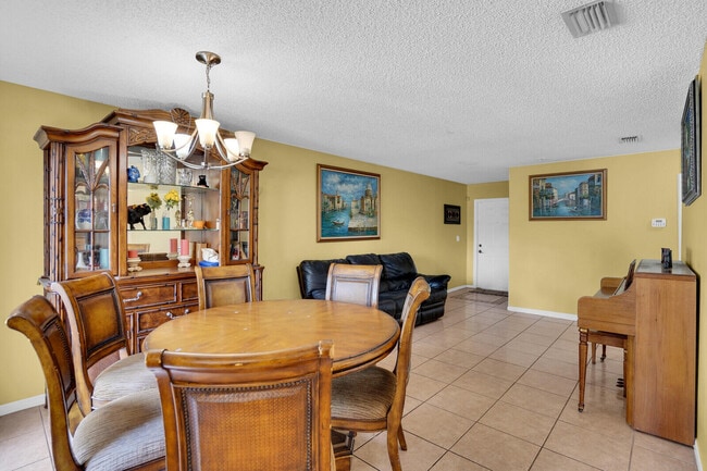 Building Photo - 3331 Commodore Ct