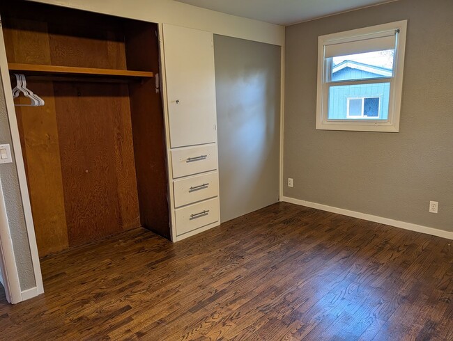 Building Photo - 628 Jameson St