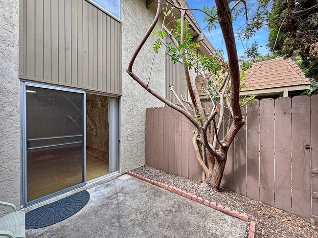 Building Photo - Charming 3BD/3BA Townhouse in University C...