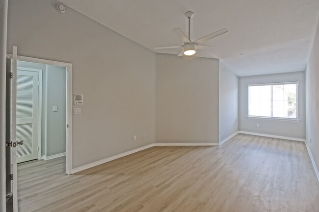 Building Photo - RECENTLY RENOVATED, BRIGHT & SPACIOUS, TRI...