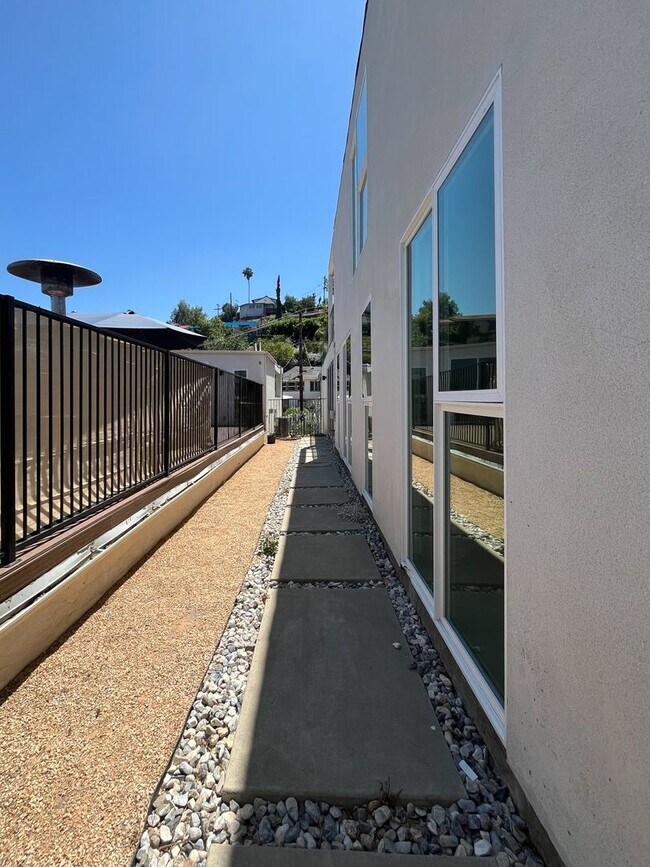 Building Photo - 4459 W Rose Hill Dr