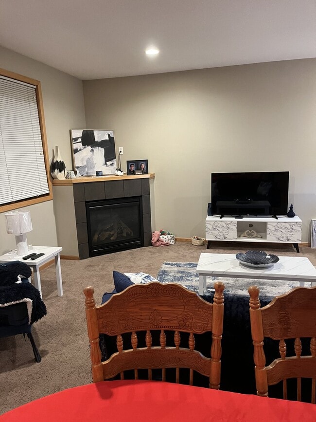 Building Photo - Prime location Vadnais Heights Townhome 4 Bed 4 Bath!