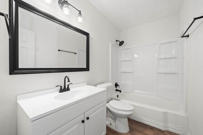Building Photo - Large & Updated Home, *FIRST MONTH'S RENT FREE*