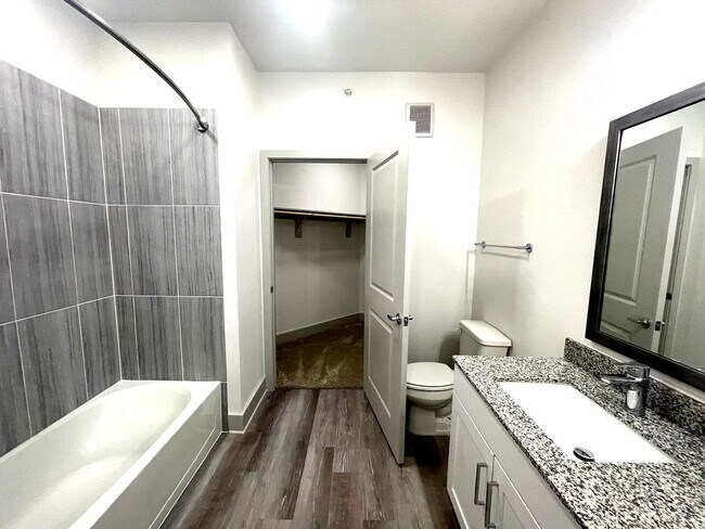 Building Photo - 2601 N Austin Ave