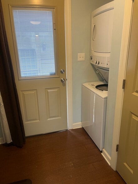 Building Photo - 400 Warner Ave