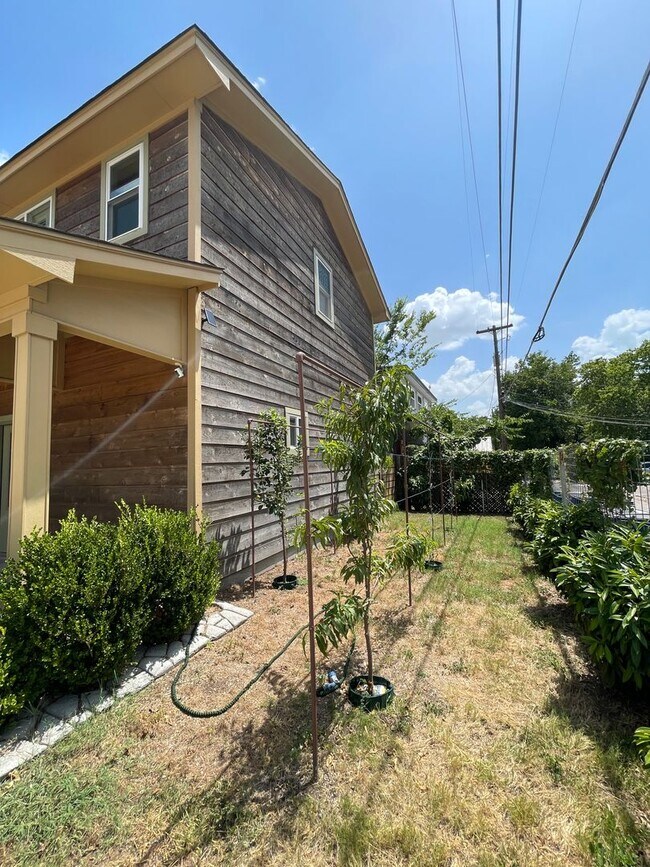 Building Photo - Amazing detached 2/2.5 duplex in Central Austin!!!