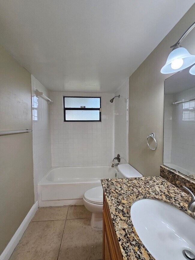 Building Photo - 1523 Lake Crystal Dr