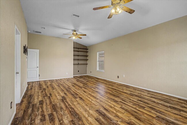 Building Photo - 630 W Newport Bend