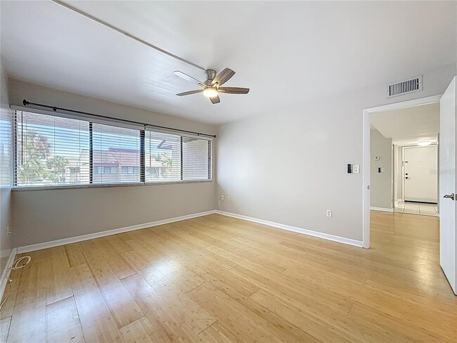 Building Photo - 890 N Village Dr