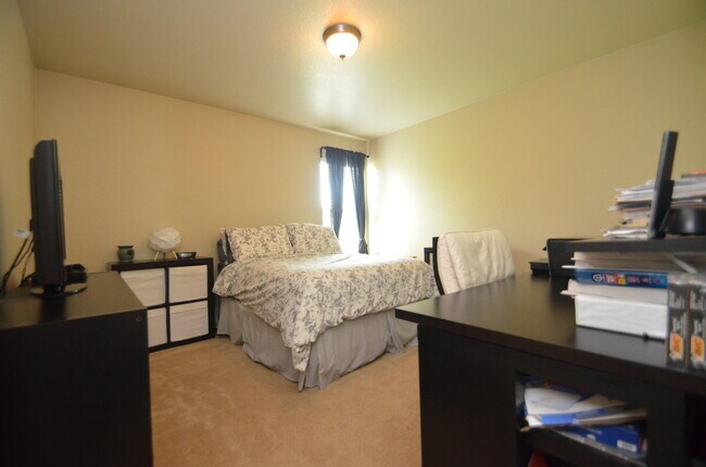 Building Photo - Gorgeous 3 bedroom 2 bath home in desired ...
