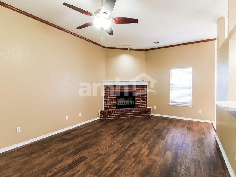 Building Photo - 700 SW 156th Pl