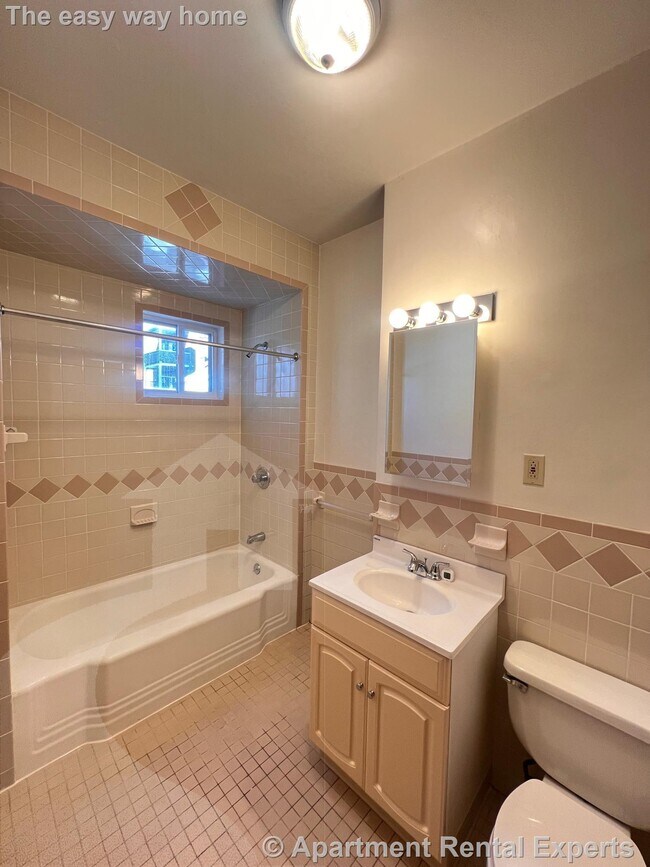 Building Photo - 22 Temple St