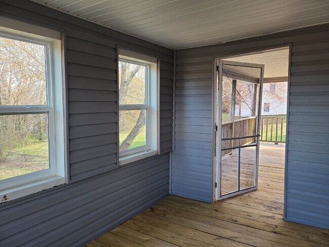 Building Photo - Charming home with wonderful yard!