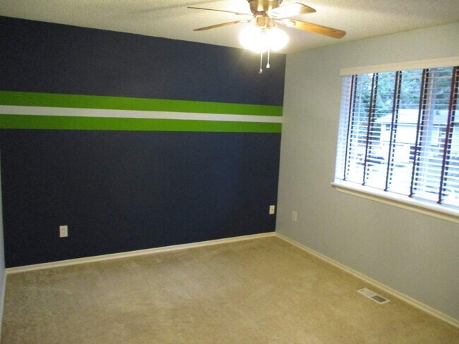 Building Photo - 3 Bedroom + Bonus, 2.5 Bathroom Gig Harbor...