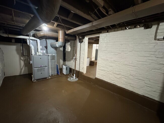 Building Photo - 1406 Shelby St