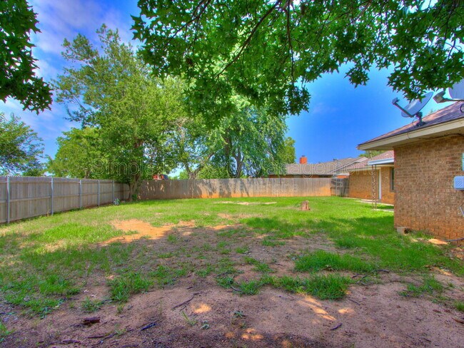 Building Photo - 704 Pepperdine Ave