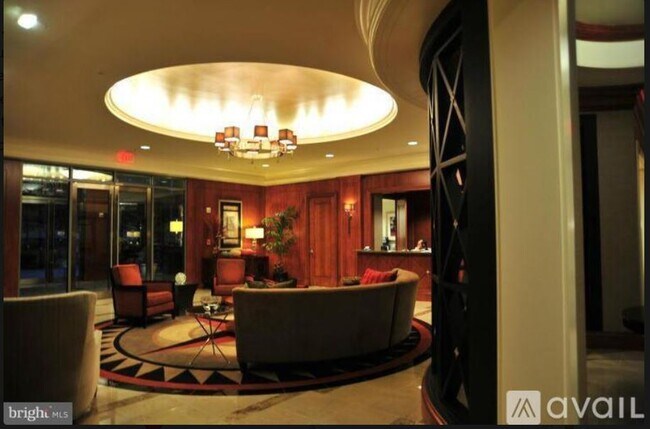 Building Photo - 8220 Crestwood Heights Dr