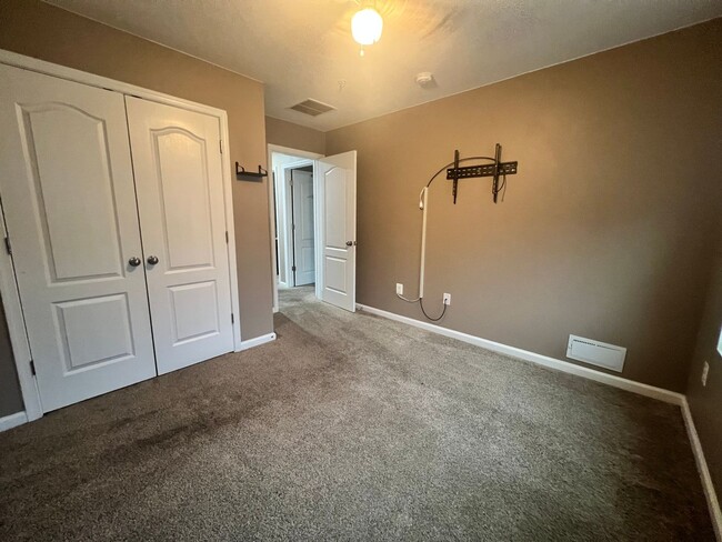 Building Photo - Amazing 3 BR/2 Full BA & 2 Half BA EOG Tow...