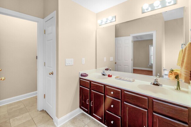 Building Photo - Charming 3 bed 2.5 bath Home in Huntersville!