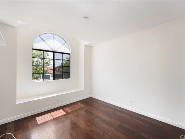 Building Photo - The Perfect Blend of Space, Style & Locati...