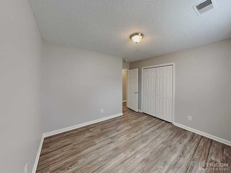 Building Photo - 1335 May Oak Cir