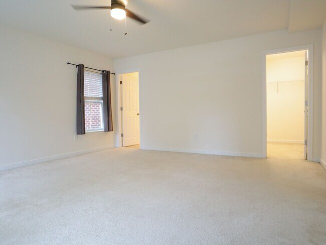 Building Photo - City Living with Parking: 4-Bedroom Townho...