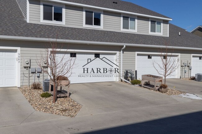 Building Photo - Contemporary 3 Bedroom Towhome in NW Roche...