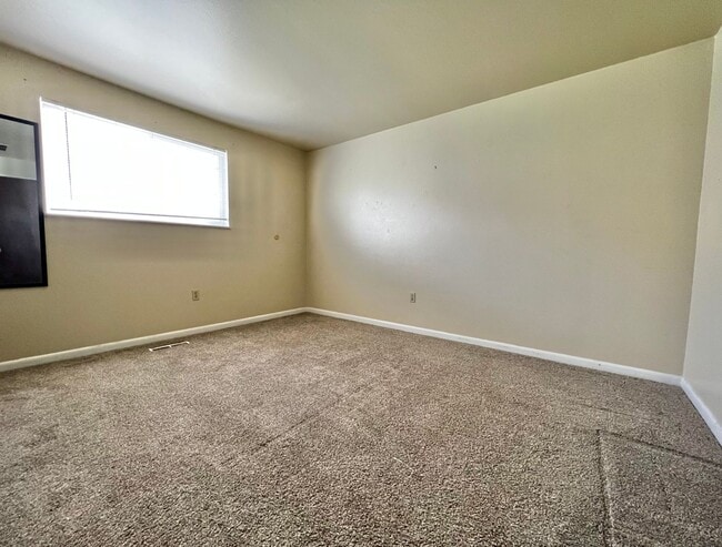 Building Photo - **Charming 2-Bedroom Downstairs Unit in Pr...