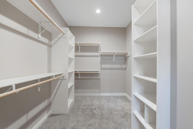 Building Photo - 1605 Labrador Dr