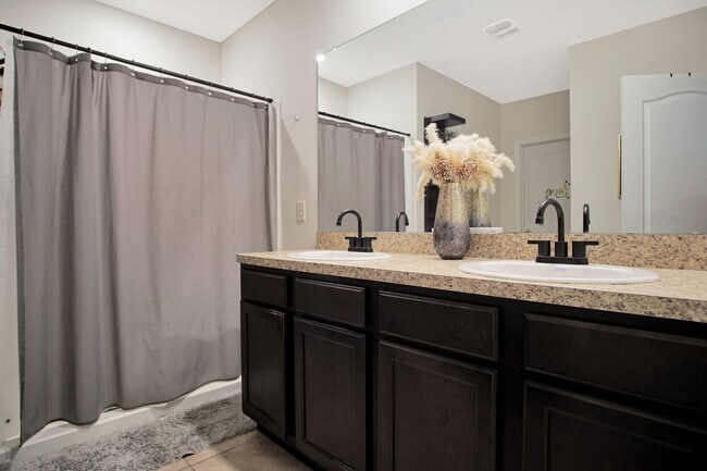 Building Photo - Discover this lovely 4-bedroom, 2-bath home in the sought-after Squires Grove community