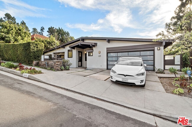 Building Photo - 2473 La Condesa Dr