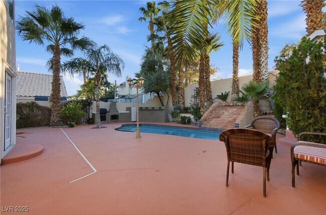 Building Photo - 2001 Madagascar Ln