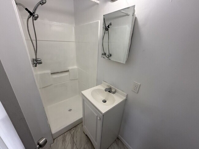 Building Photo - **READY NOW** 4 Bedroom/2 Bath Home In KCMO