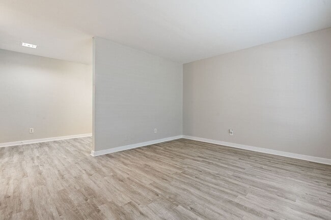 Building Photo - Celeste Manor - 1 Bedroom / 1 Bathroom, Updated