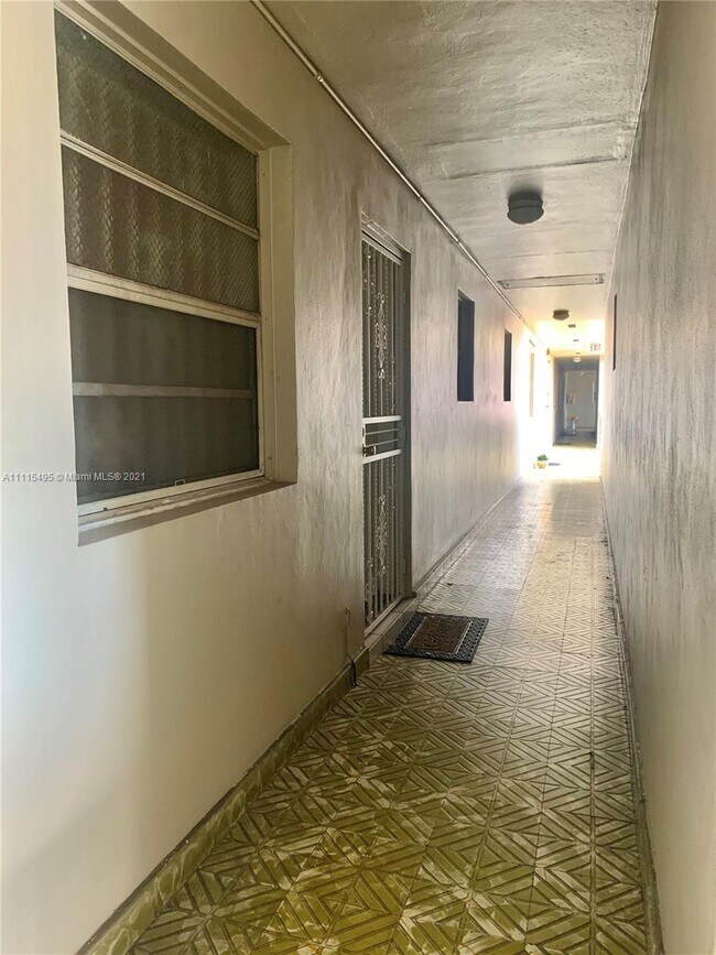 Building Photo - 1250 W 26th Pl