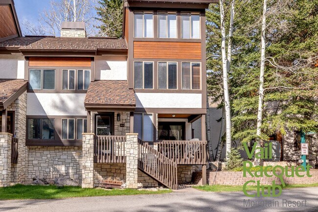 Building Photo - Annual Lease - 3BR, 3BA 3-level Townhome w...