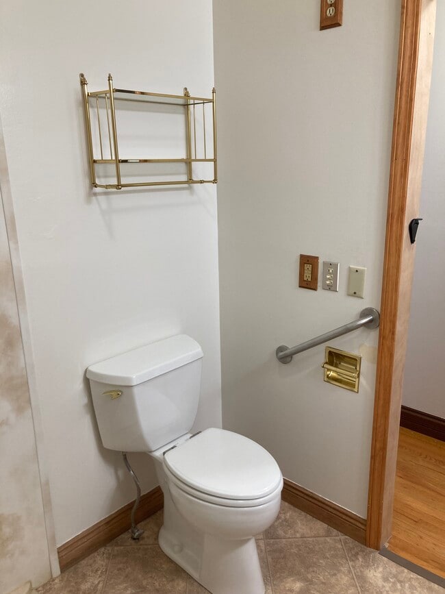 Building Photo - 2401 Bristol Rd