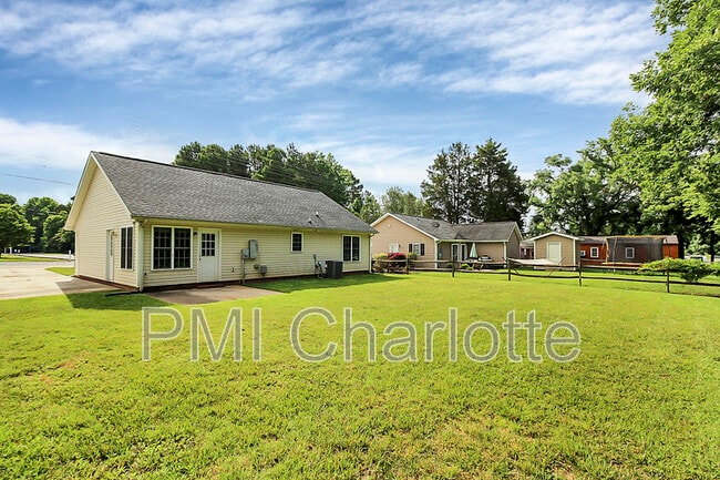 Building Photo - 2510 S Ridge Ave