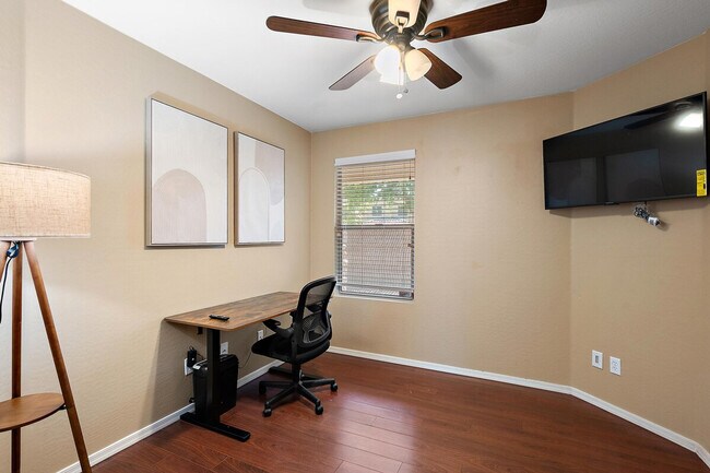 Building Photo - 2949 E Crescent Way