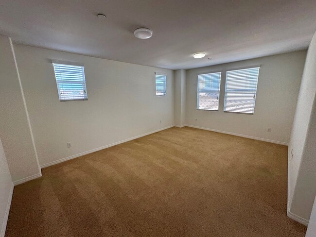 Building Photo - Riverpark Townhome