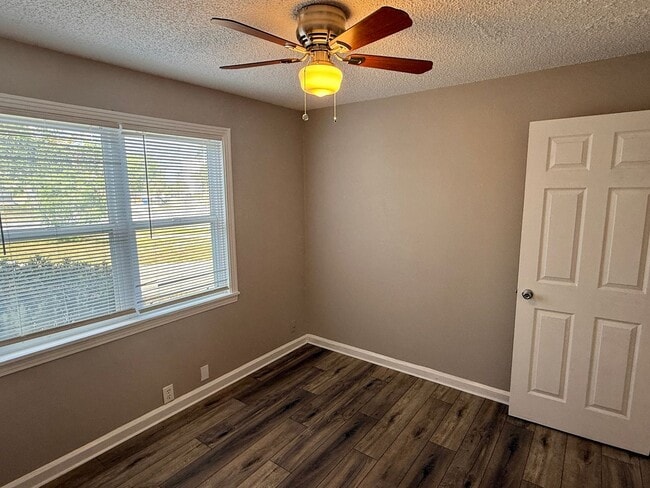 Building Photo - Beautiful 3/1 in Clearwater Available Now!