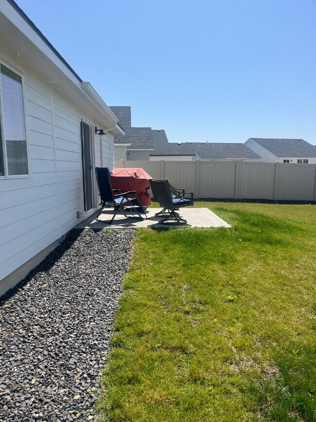 Building Photo - "Charming 3-Bed, 2-Bath Gem in Nampa