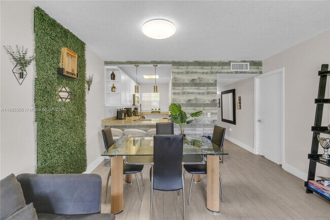 Building Photo - 9410 Poinciana Pl