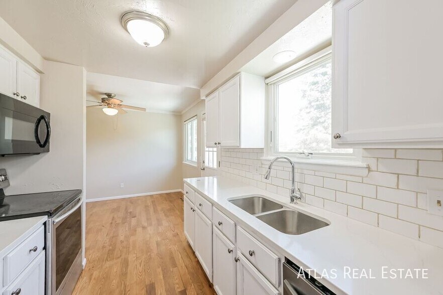 Building Photo - 17124 E Kent Dr