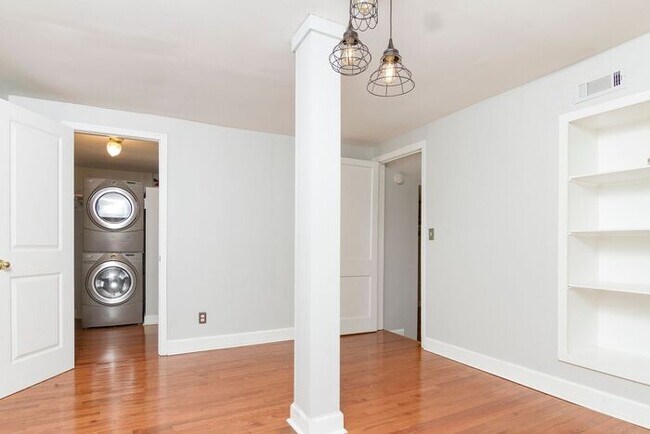 Building Photo - Charming Midtown Condo with Private Entrance
