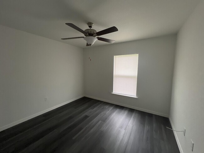 Building Photo - 9 Maple Dr