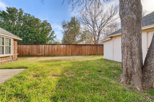 Building Photo - 3429 Nottingham Dr