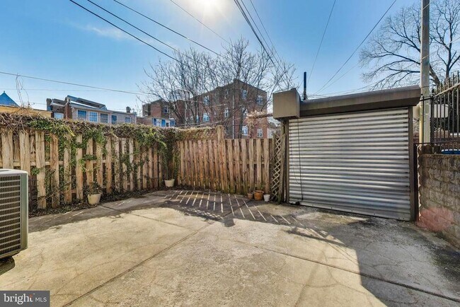 Building Photo - 1006 Otis Pl NW