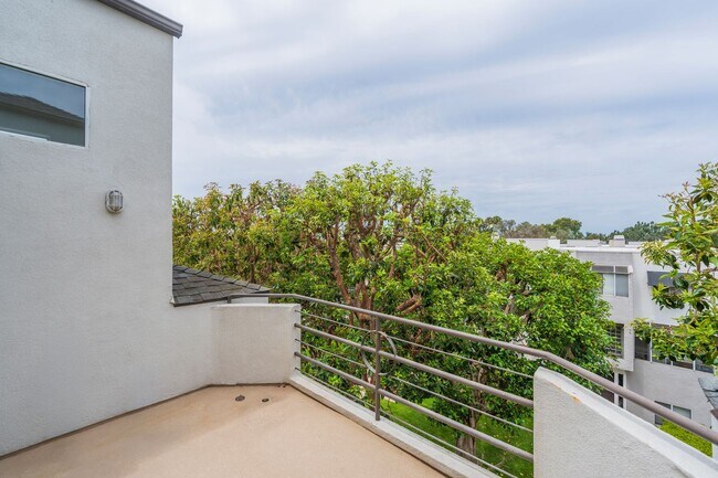 Building Photo - Beautiful Hermosa Beach Townhome Rental!