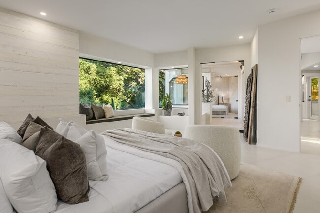 Building Photo - 8896 Lookout Mountain Ave